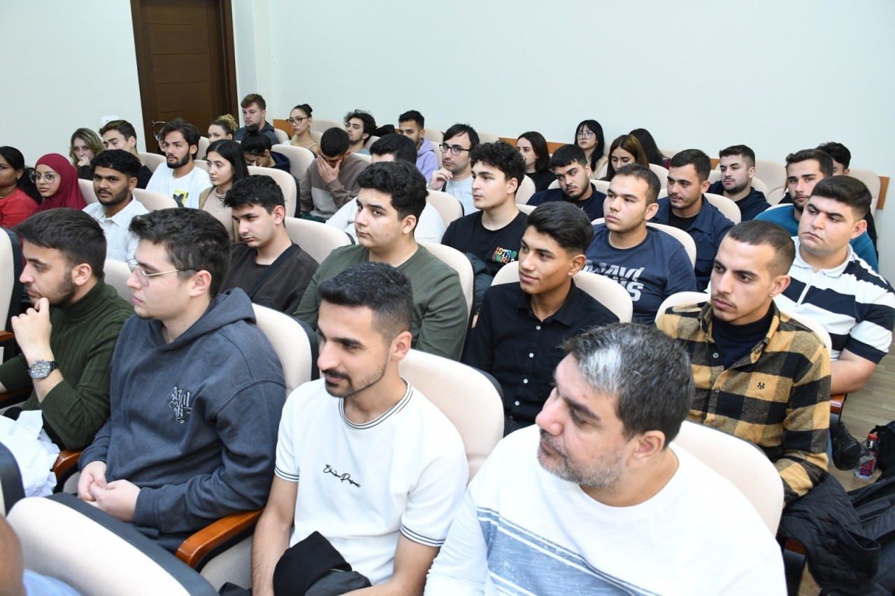 Zəfər Qurbanov əcnəbi tələbələrlə görüş keçirdi - FOTOLAR